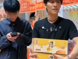 Video herunterladen: 这次事闹大了小羊哥全程低头看手机，心事重重没有心思直播，沫沫是被另外一个老总弄的他也无能为力