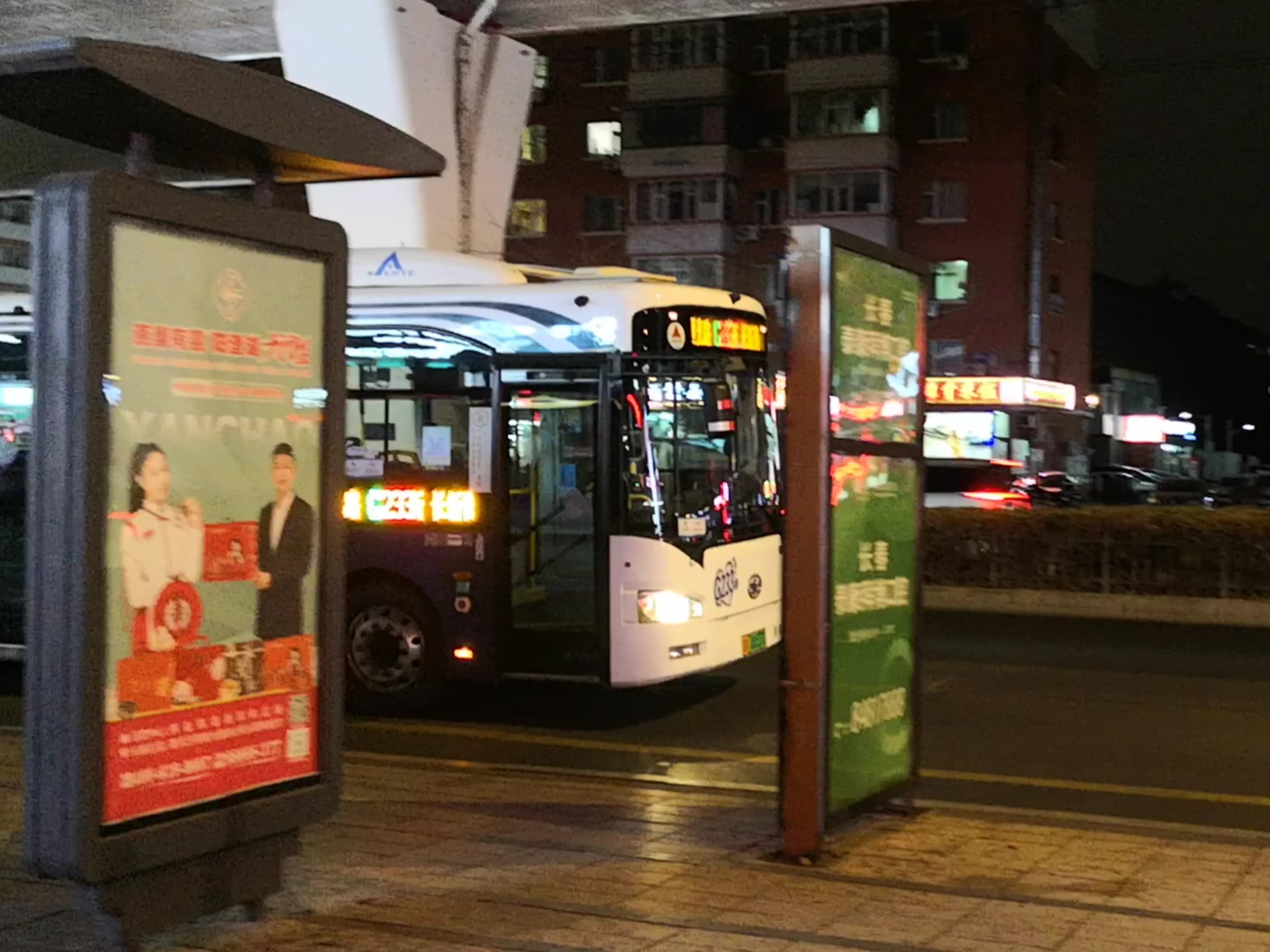 g233路已更换新版封尾广告的一汽ca6100urbev25型纯电动