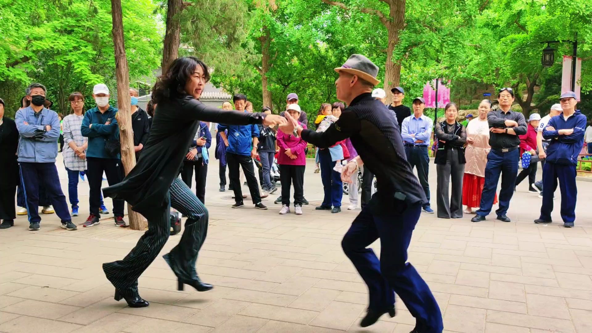 吉特巴《画你》舞蹈娴熟流畅,悠扬大气的歌声,令人陶醉