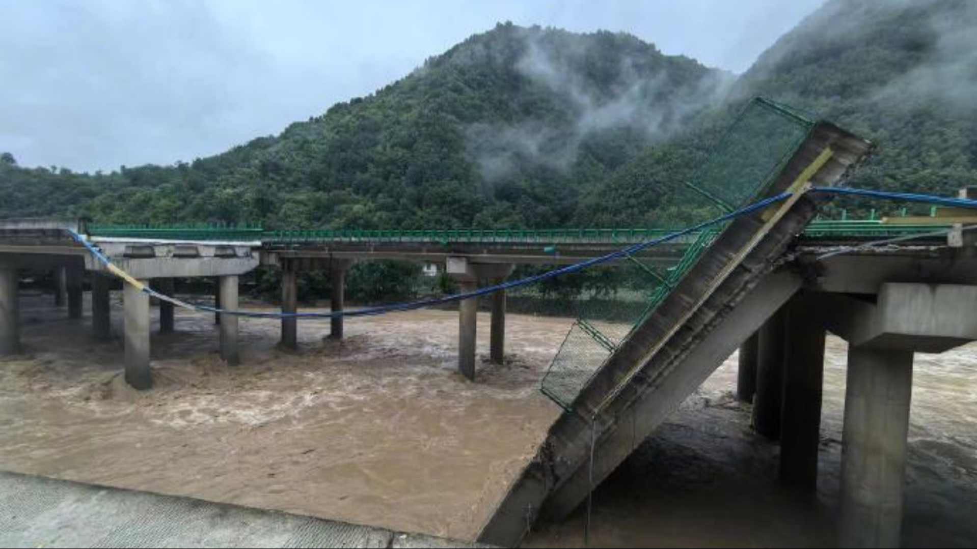 陕西公路桥梁垮塌亲历者:有路人激动拦车,眼看着车没停掉了下去哔哩哔哩bilibili