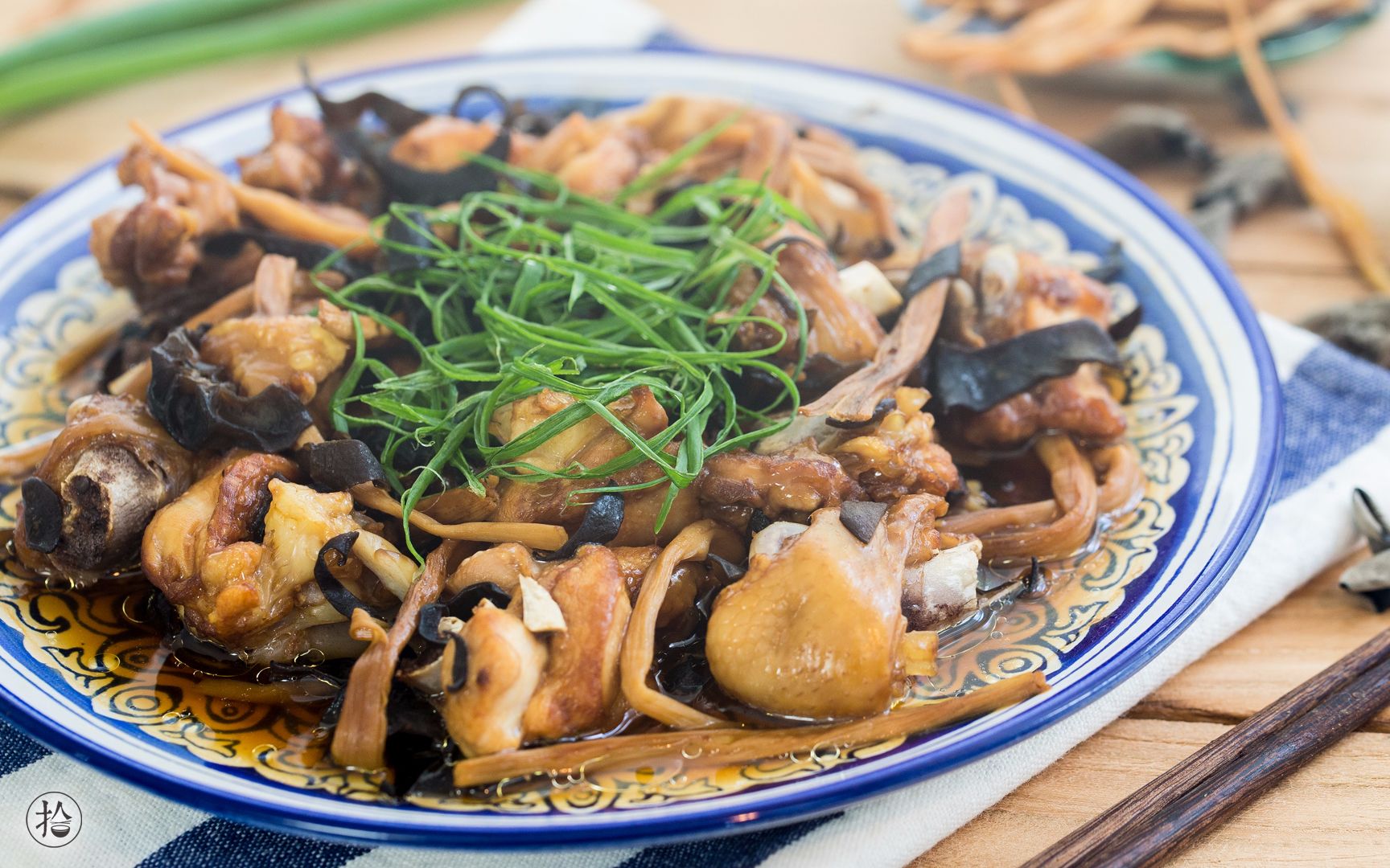 老少咸宜的家常菜黄花菜木耳蒸鸡