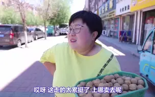 Tải video: 美女卖核桃碰见光棍卖枣，两人对话从开头笑到最后，真是人才