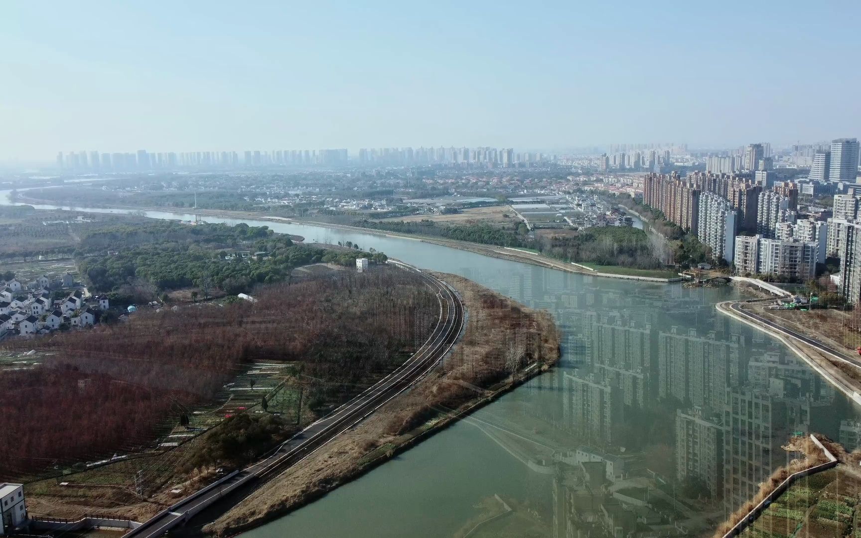 航拍上海与昆山花桥交界处的吴淞江