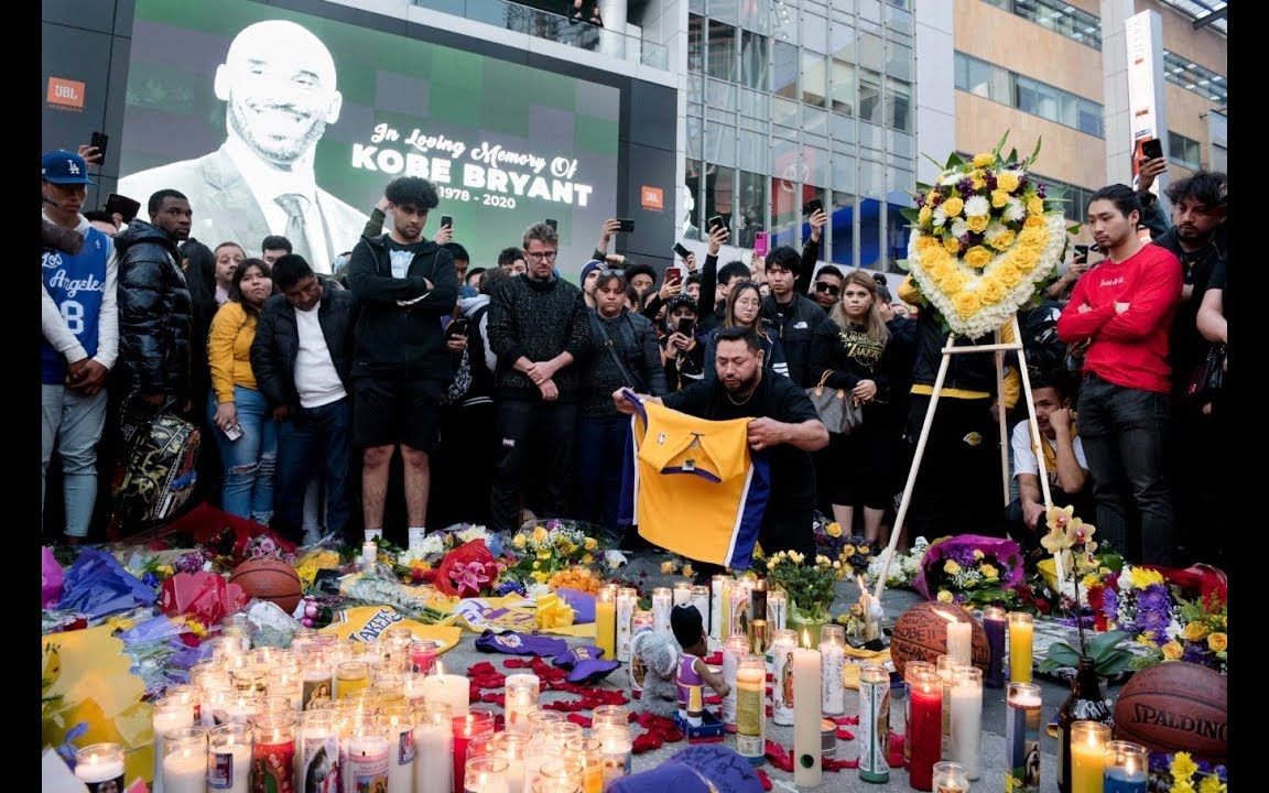 洛杉矶市民在斯坦普斯中心外悼念科比(中字)