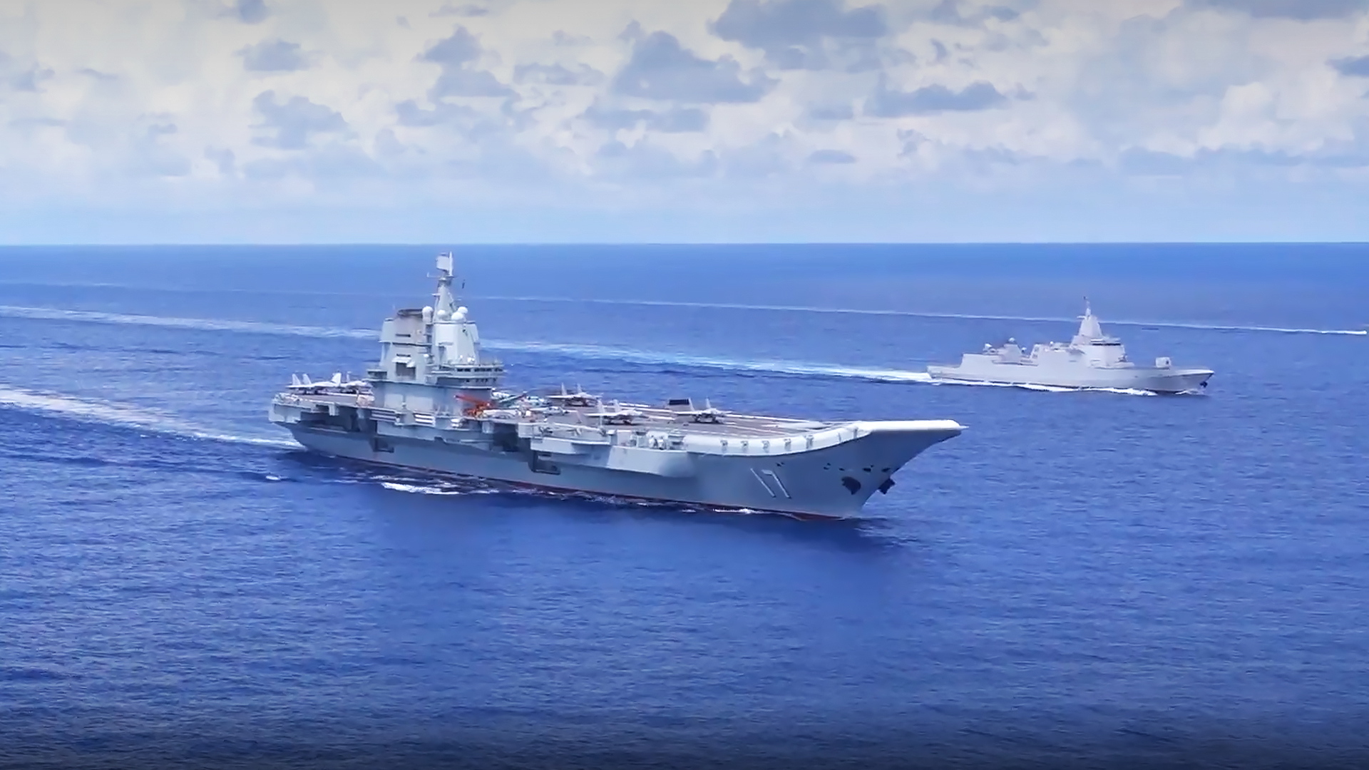 山东舰编队在南海开展实战化对抗演练,歼-15执行夜间起降!