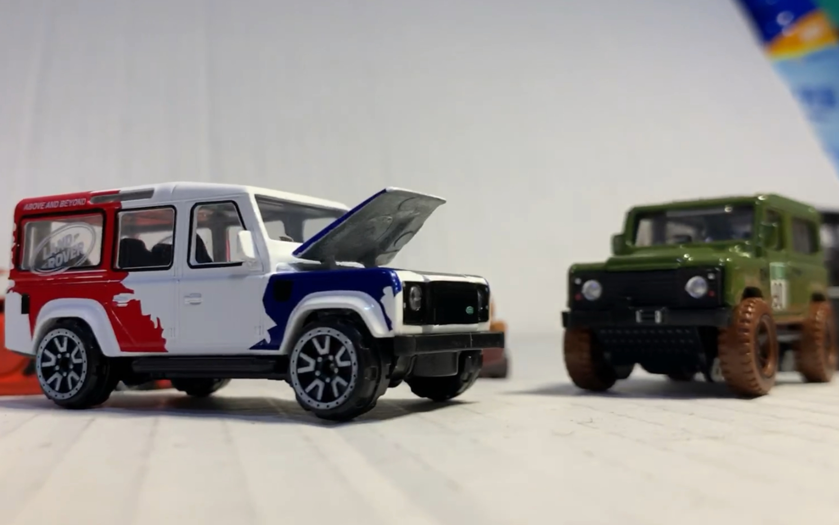 路虎卫士29元美捷轮路虎卫士对比风火轮路虎卫士打开引擎盖的一刹那我