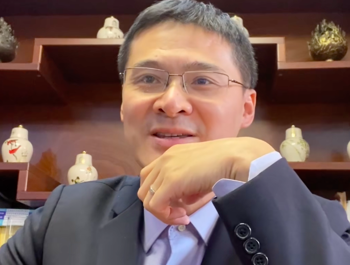 罗翔b站粉丝突破千万,用时仅仅半年,快来出来仰望大佬!