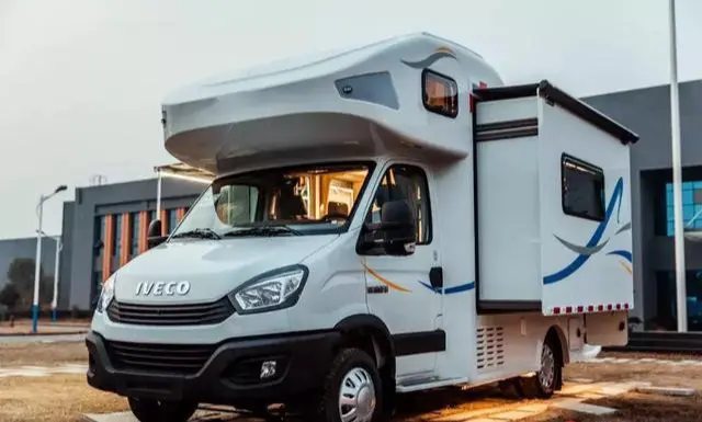 戴德隆翠自由风双拓展自行式c型房车