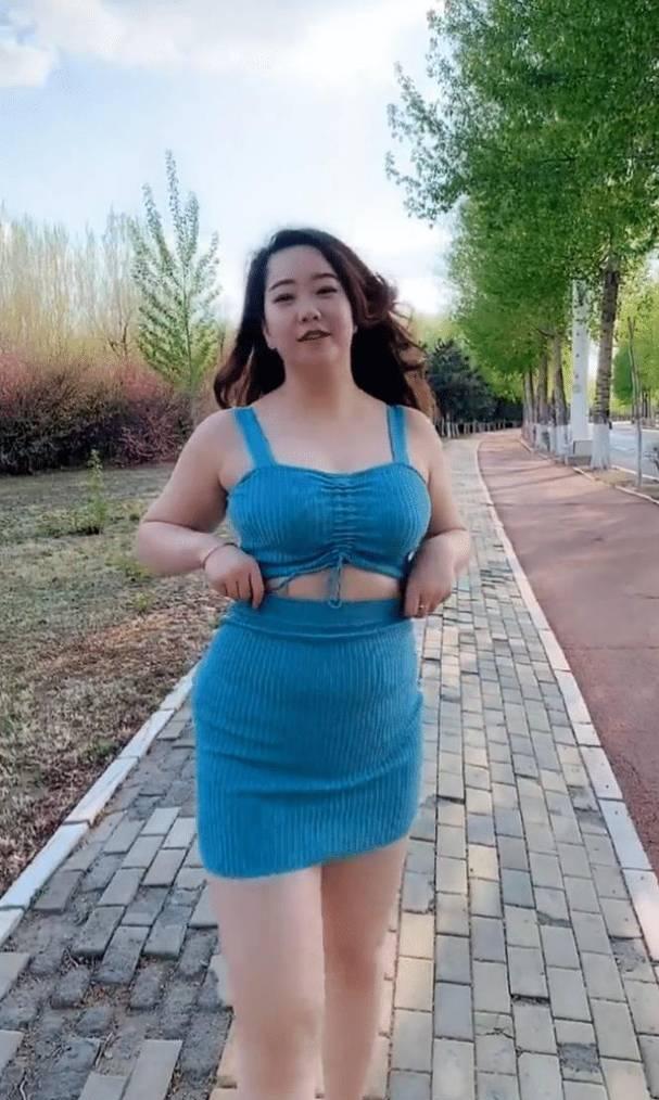 时尚街拍，漂亮的包臀裙小姐姐，身姿曼妙迷人，绽放青春魅力