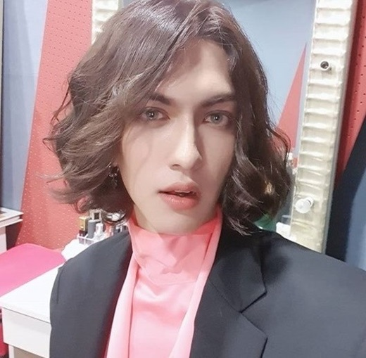 美强惨前韩团鼓手drum尊,被退出的所属公司起诉"在女工作人员面前的