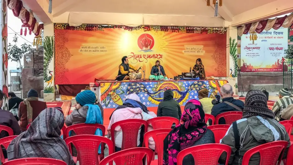 印度恒河河畔 每天早上一群人练瑜伽 与国内健身房瑜伽真不一样 哔哩哔哩