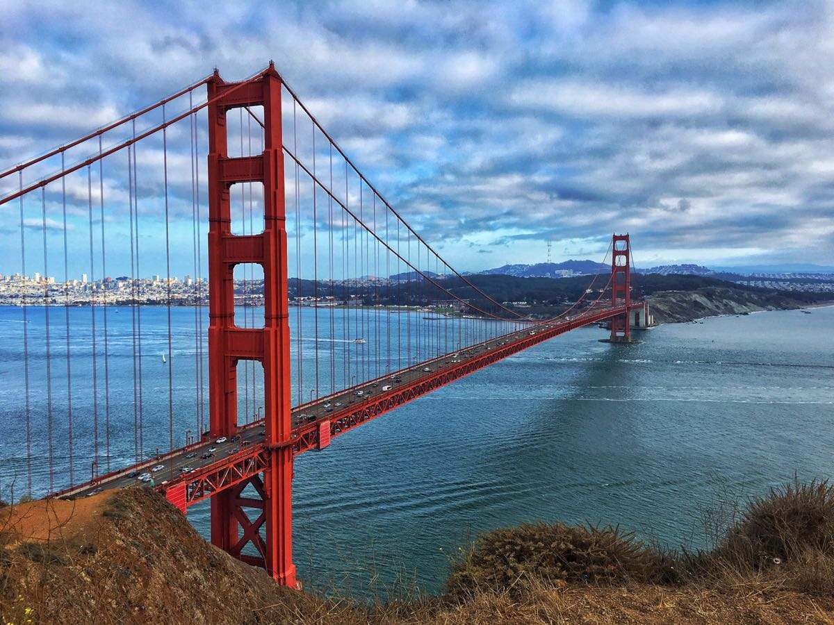 金门大桥在现实生活中,金门大桥(英文:golden gate bridge),峙于美国