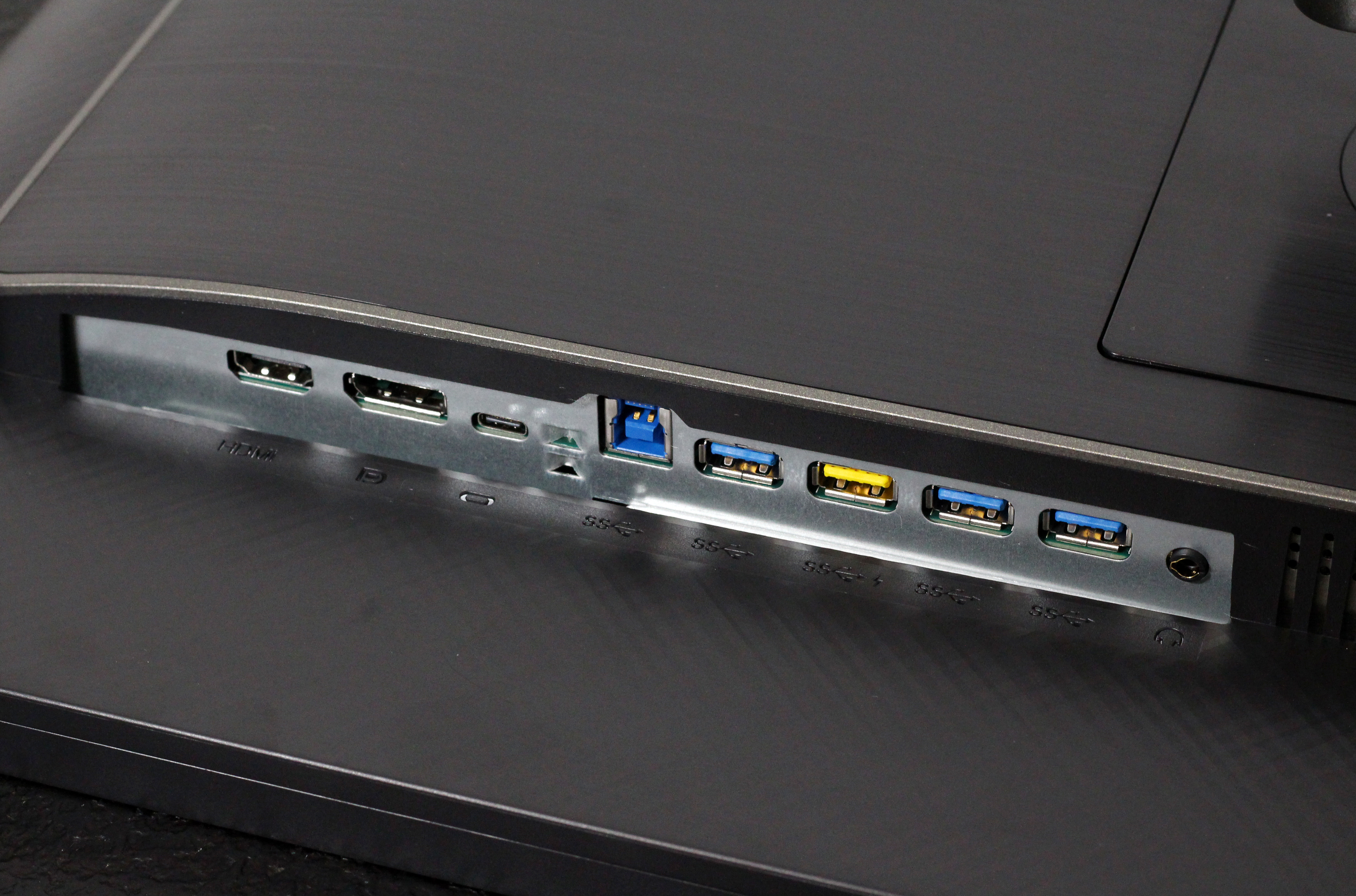 这显示器的接口配置就相当丰富了,从左到右1个hdmi接口,1个dp接口,一