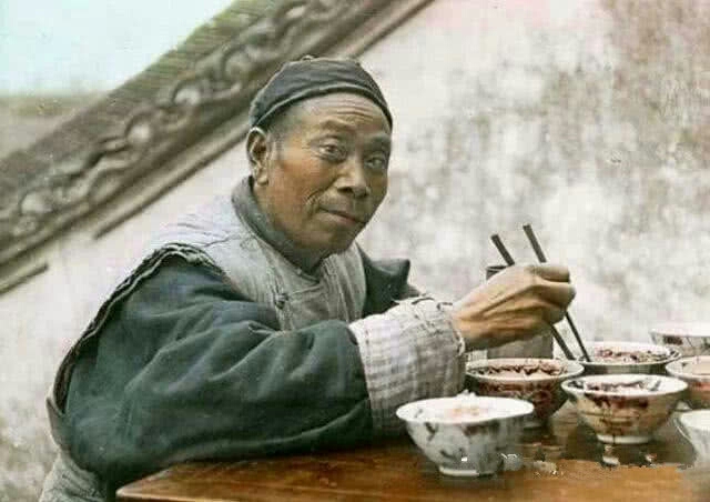 一名吃饭的老人