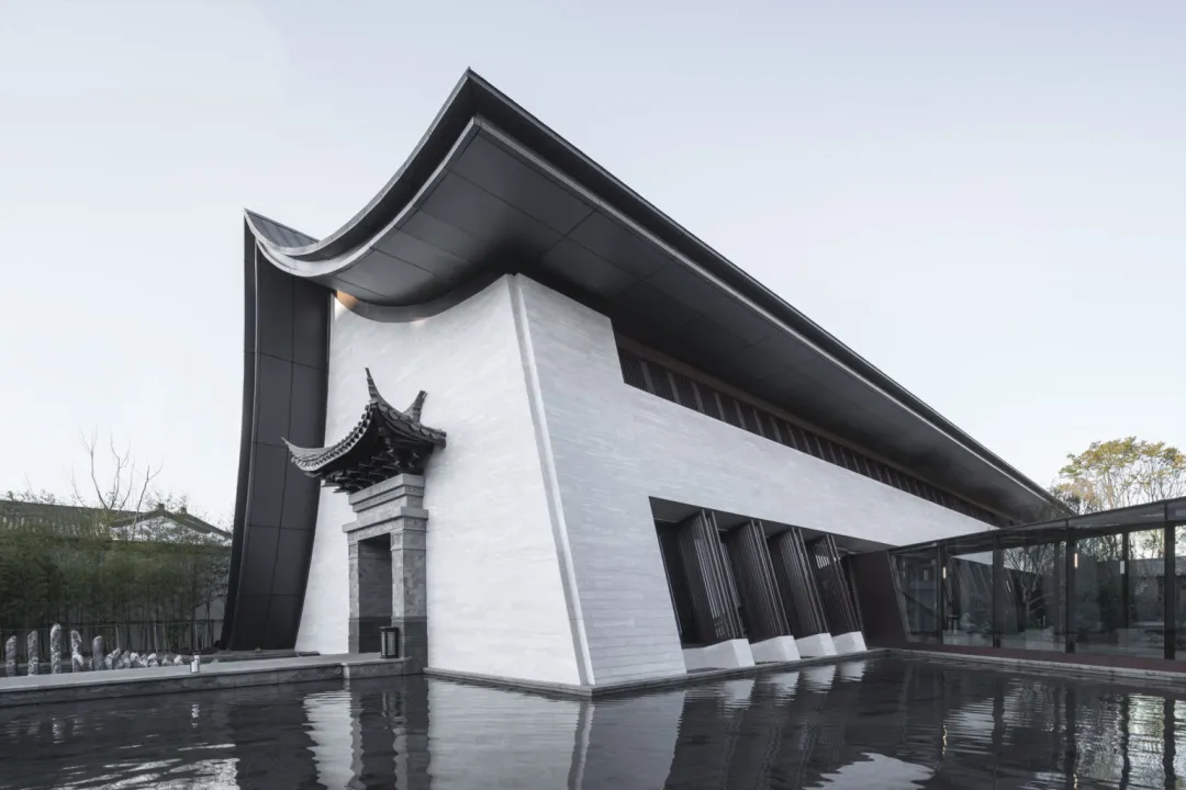 这些亭阁楼的屋顶线条形式取自传统当地建筑的屋檐,其沉重而凸出的檐