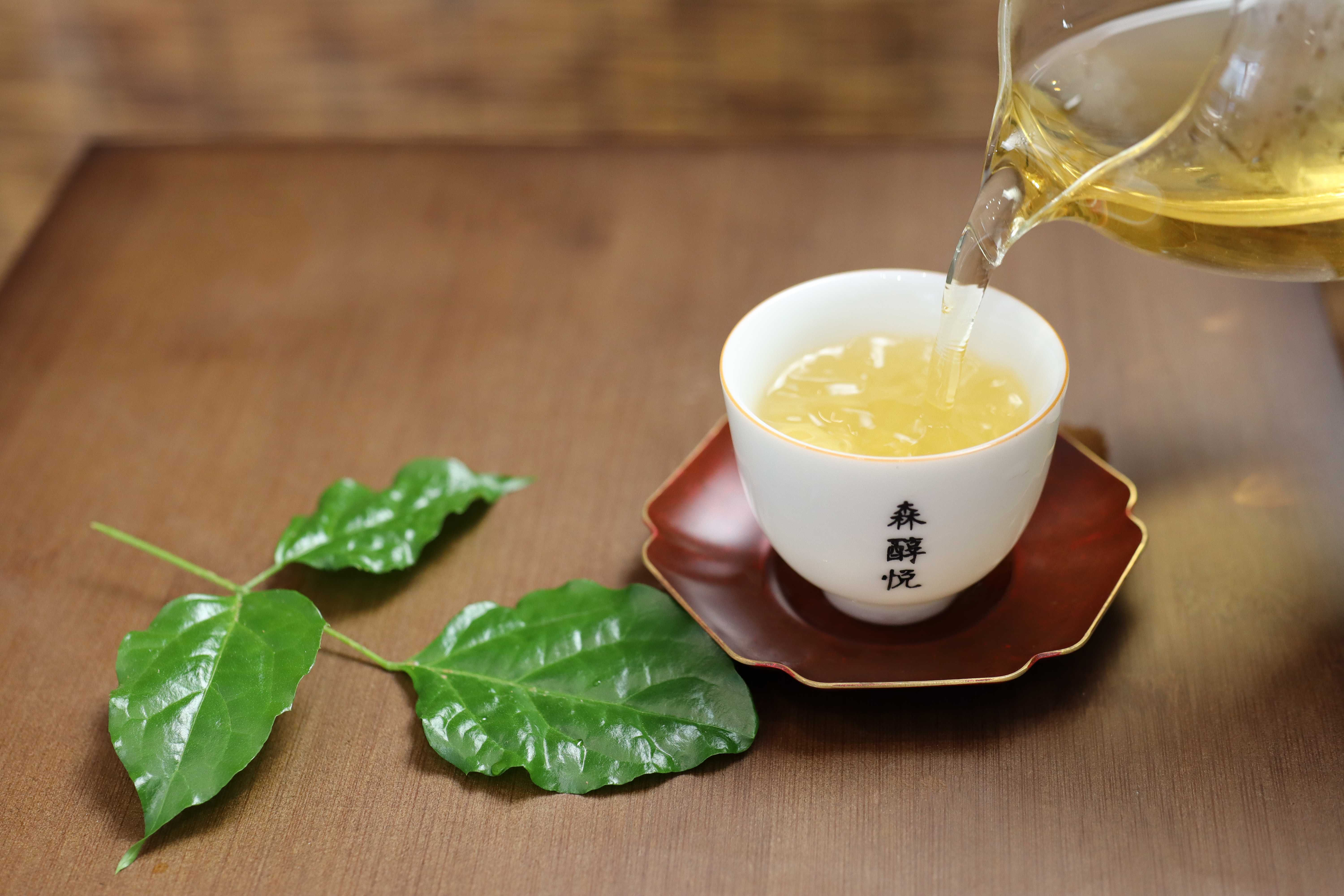 隔夜茶可以喝;但变质的隔夜茶不能喝,夏季,气温较高,茶汤长时间放置