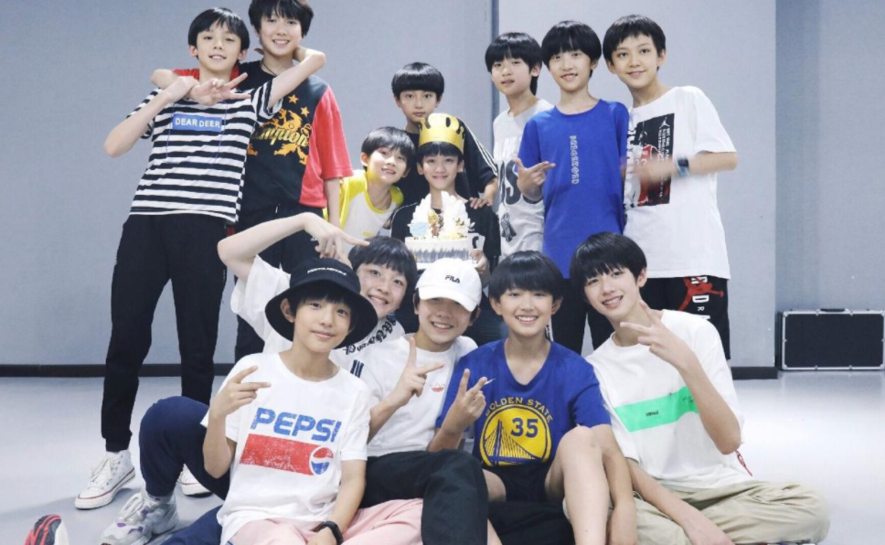 TF家族四代练习生首次路演!时代峰峻造星太急,刚路演直播被封了 - 哔哩哔哩