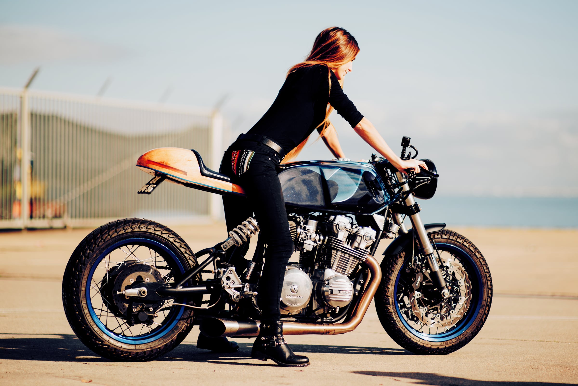 摩托赛车美女图图片