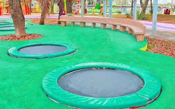 地面嵌入是蹦床能够满足以上这些需求,丰富的配色,灵活的造型,加上