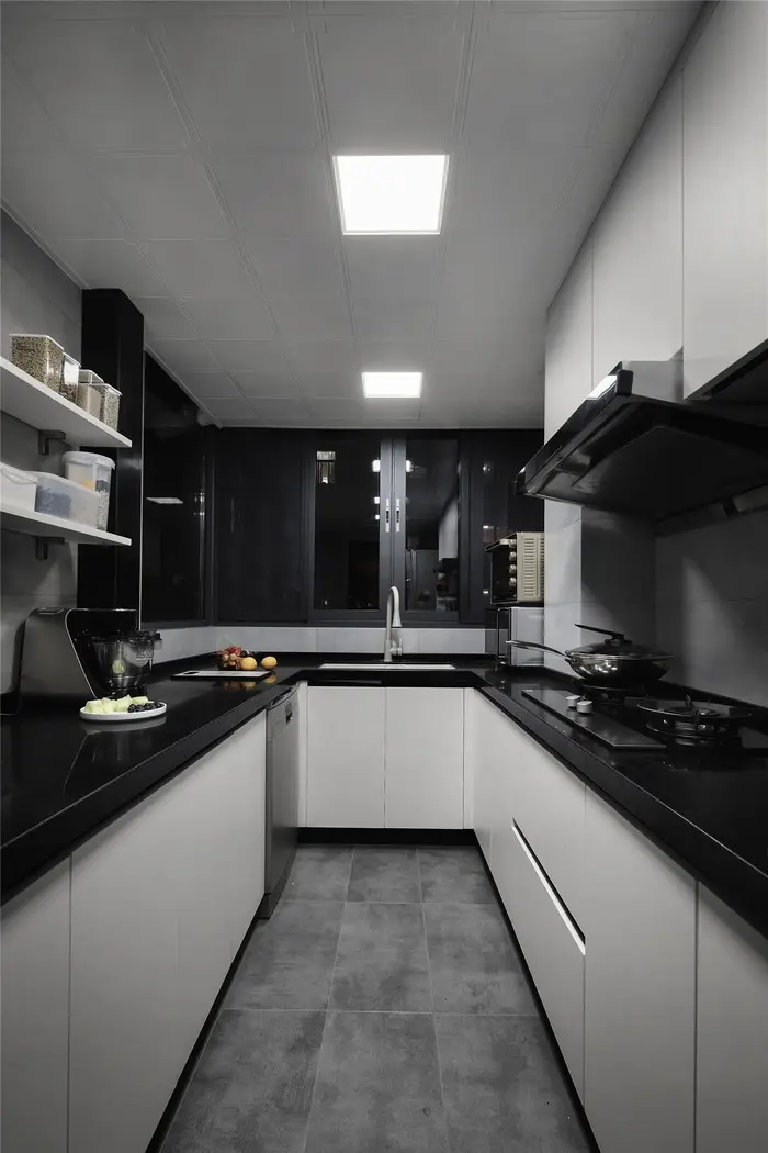 书房选用安静沉稳的深灰色与银灰色冷暖柔和,地板铺设清爽舒适的纯木