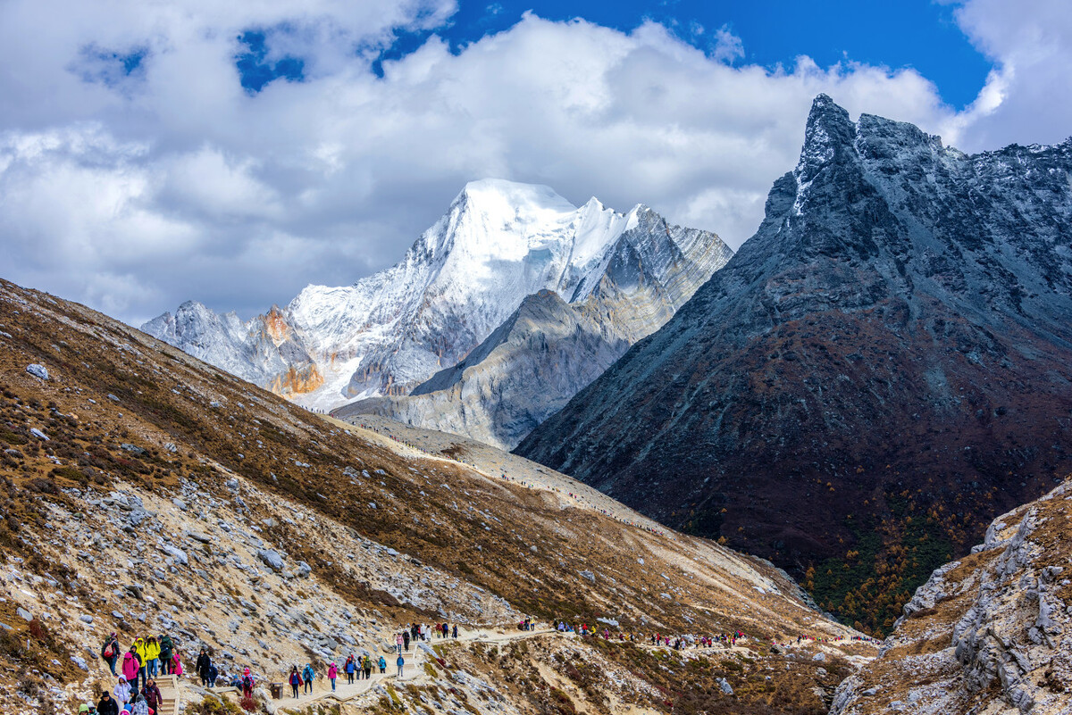 新都桥 理塘 格聂神山下丁真的家乡,世界最高城 亚丁三圣山闪耀着光芒