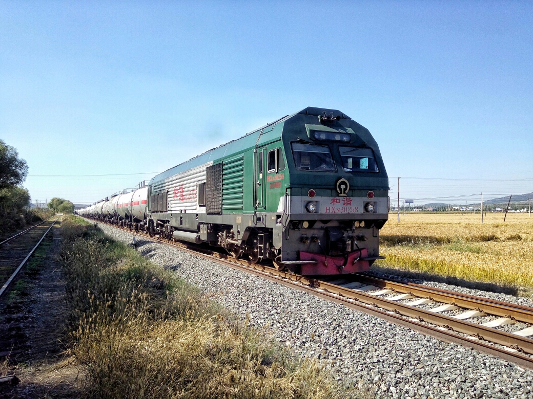 离得近了,本务hxn3 0258