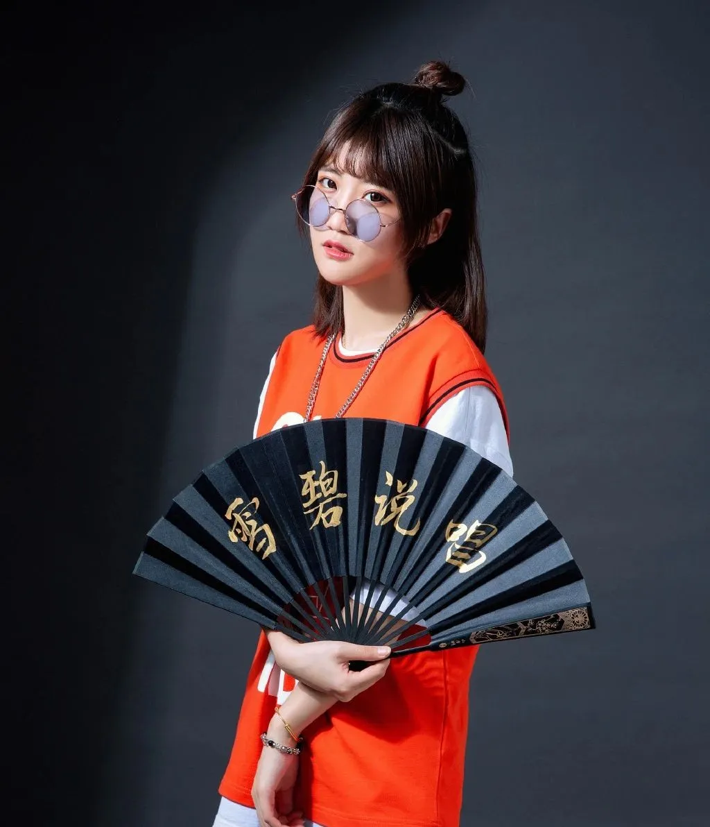 已经透漏到与雪碧私下已经加了微信 雪碧作为一个网红说唱女rapper