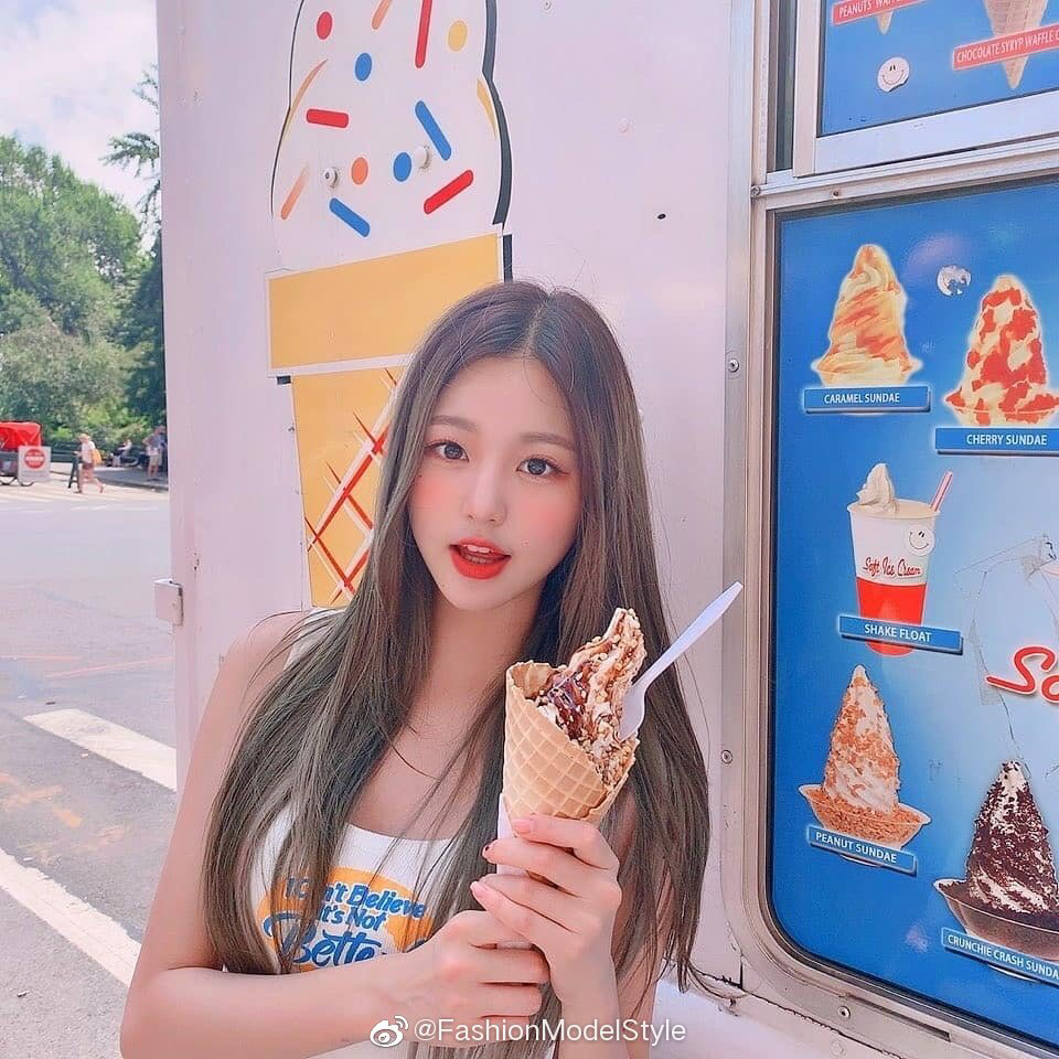 韩网热议韩国15岁女爱豆170大长腿完美的身材比例和洋娃娃脸蛋天生