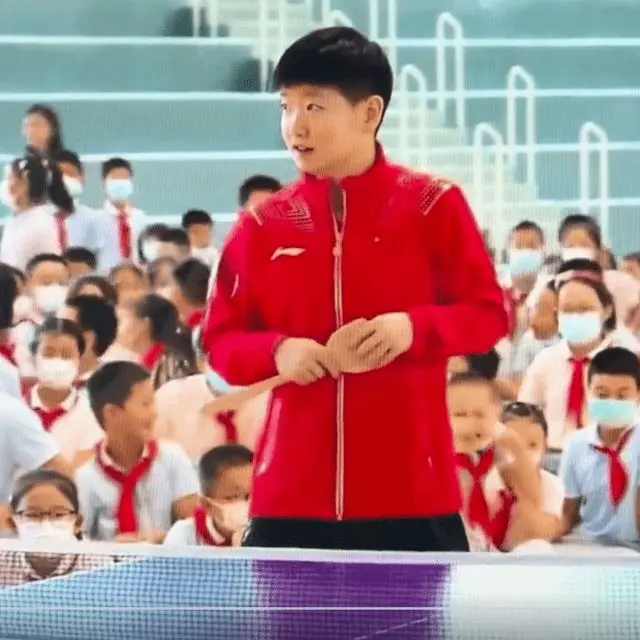 奥运冠军孙颖莎现身北京某小学开学典礼，拿锅铲与小学生对打 对此你怎么看？