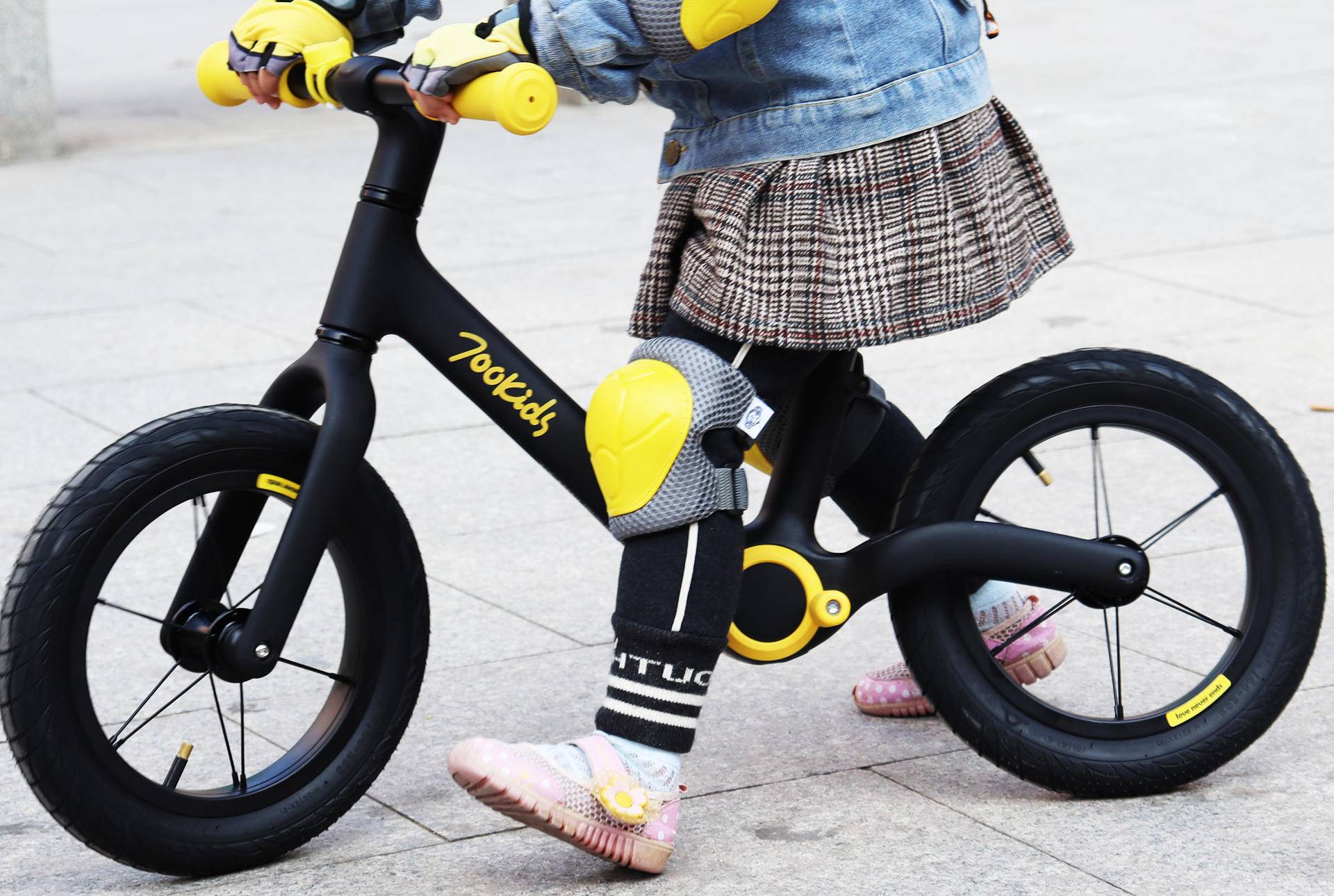 给宝宝一个学习骑车的好工具-柒小佰a1儿童滑步车