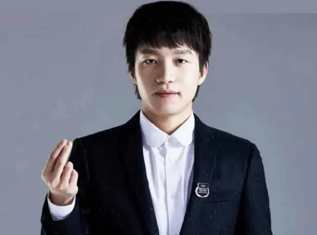 明凯戴上耳机,脸色逐渐变暗,这时,edg队员耳机里响起了:我回来了!