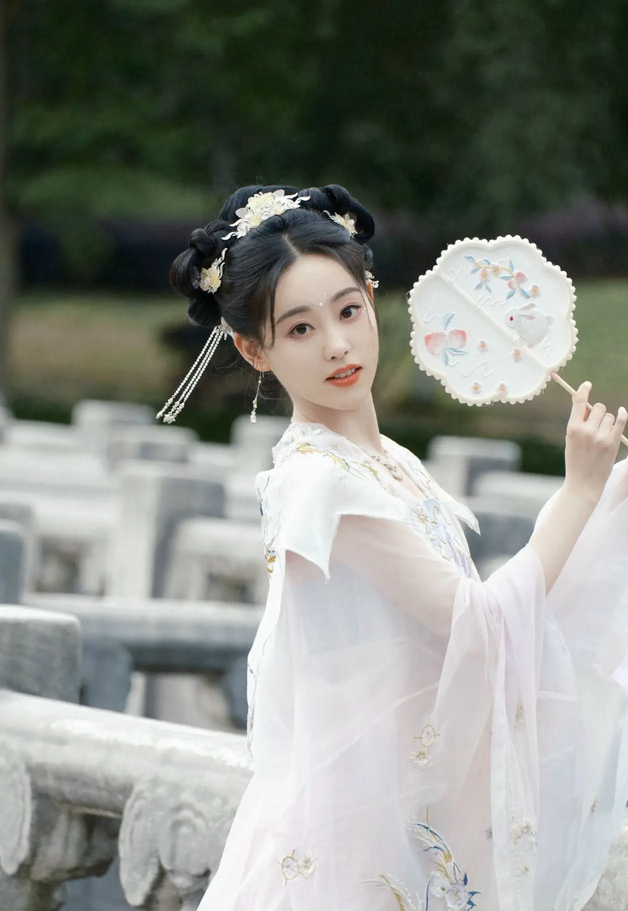 祝绪丹白色薄纱汉服优雅写真