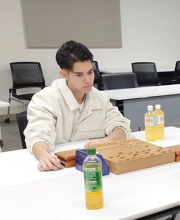 日本将棋“学生名人战”，冠军因为开软被取消成绩 哔哩哔哩