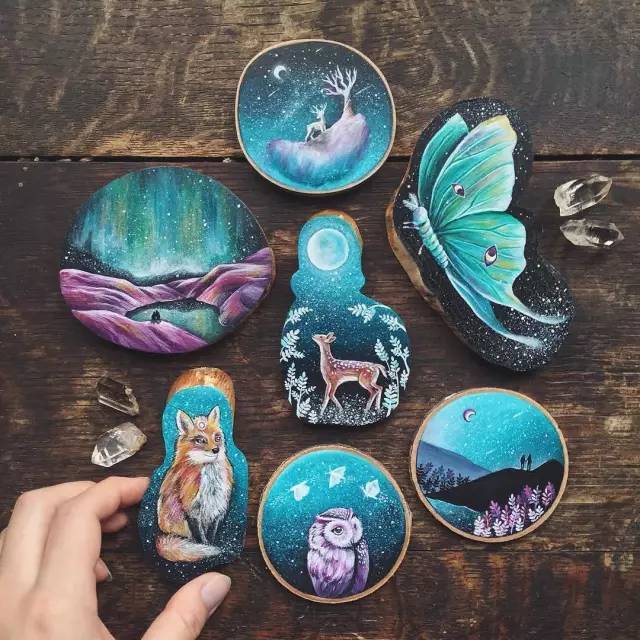 原木切片上的唯美手绘画作