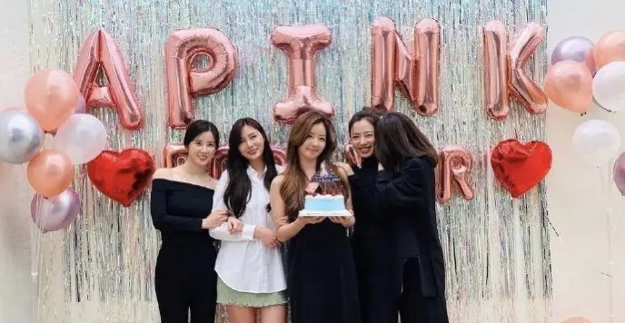 Apink上传了一张5名成员的照片庆祝周年纪念 让粉丝感到失望 哔哩哔哩