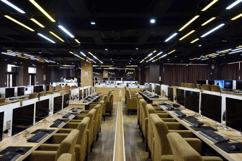 蓝翔电竞专业:一学期6000元 学生享用500座的豪华机房