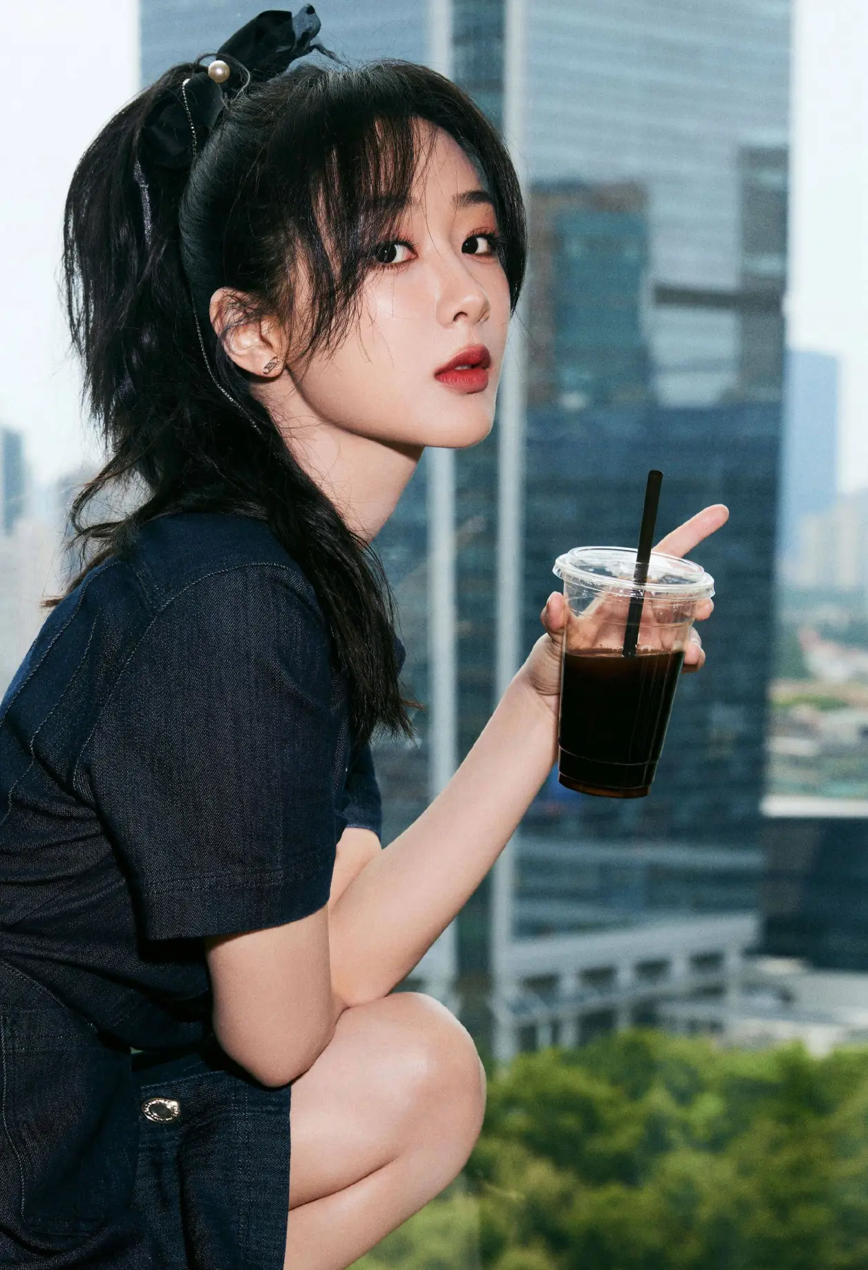 杨紫牛仔长裙青春活力写真 - 哔哩哔哩