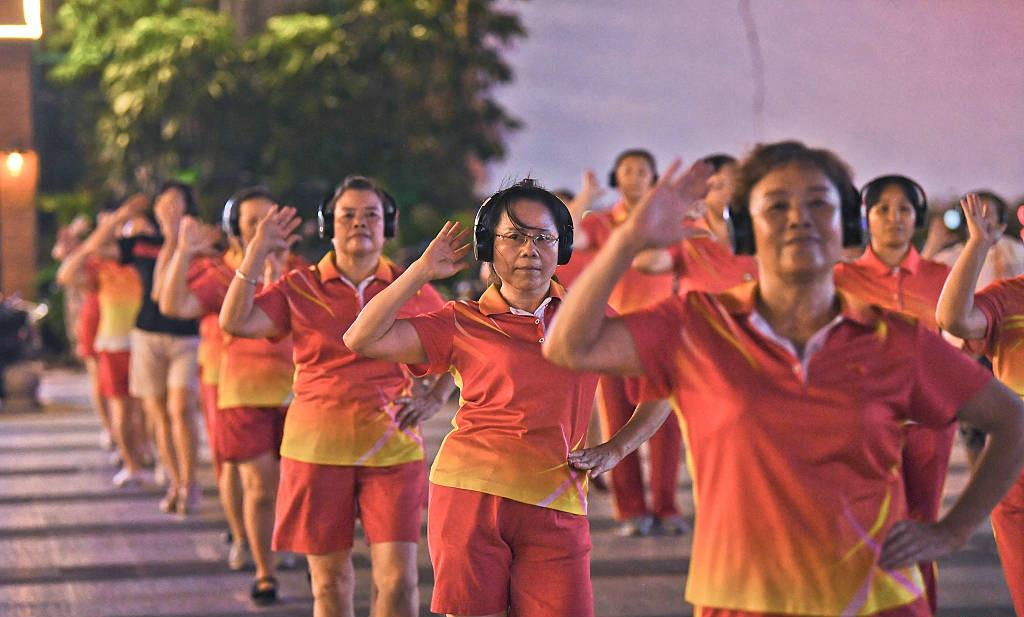 广西南宁大爷大妈戴耳机跳广场舞动作整齐划一不扰民没有心理压力