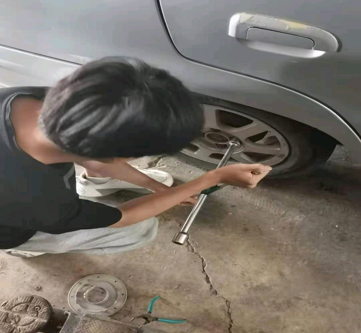 图为小队队员进行车辆螺丝的安装工作.中国青年通讯员 于洋 供图