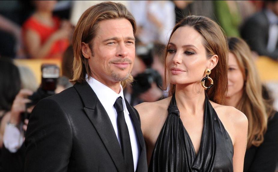 继私会前男友之后朱莉又跟黑人男歌手共进晚餐对方比她小15岁