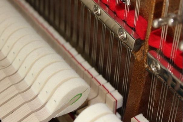 钢琴内部的弦槌(馒头片)