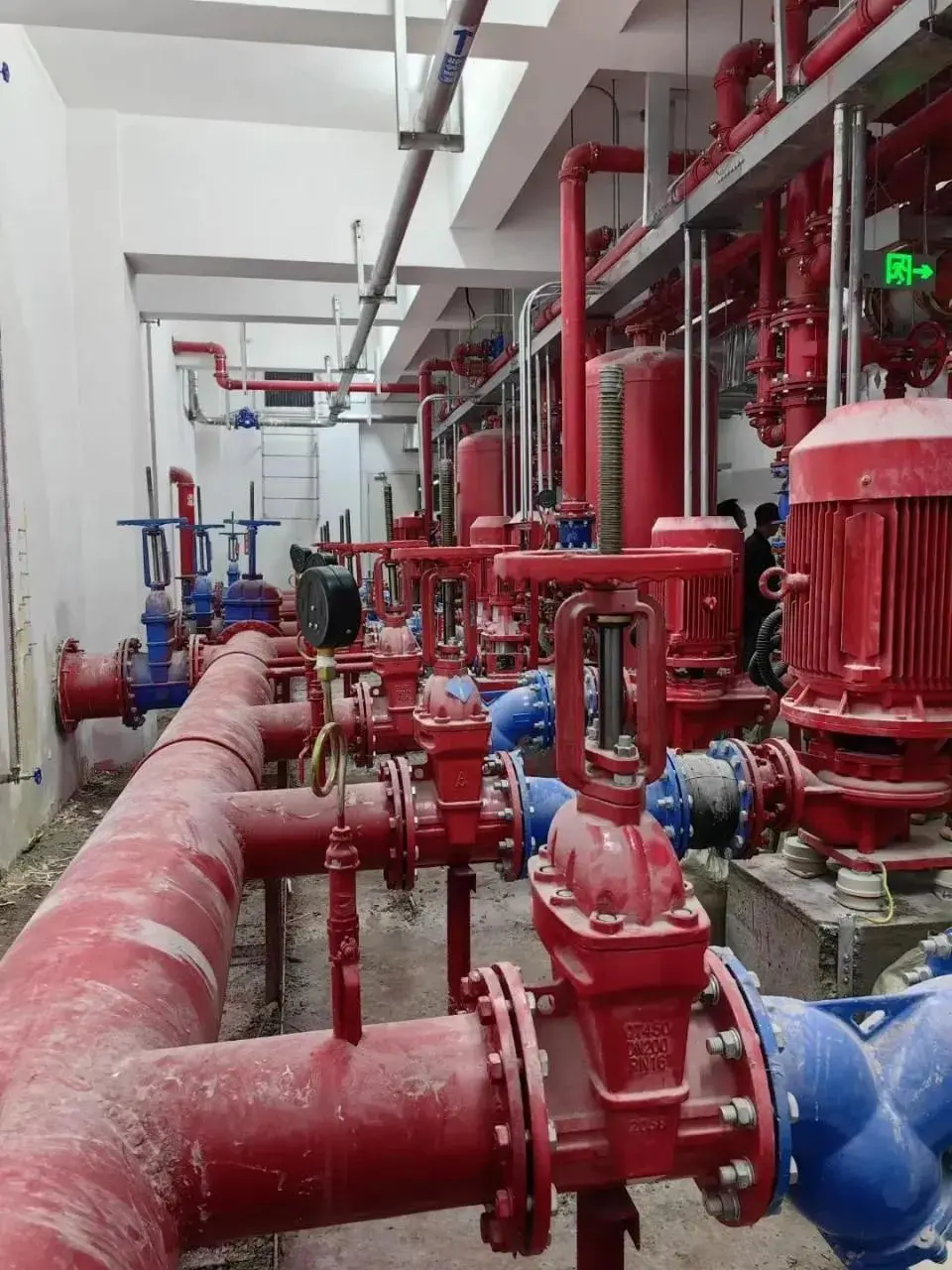 当地下锅炉房消防水泵房不能直通室外地面或疏散楼梯间时疏散走道的