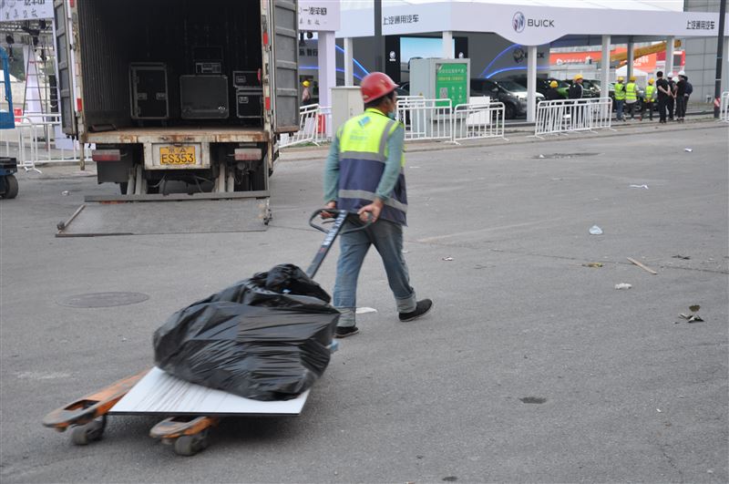 工人师傅忙碌的背影