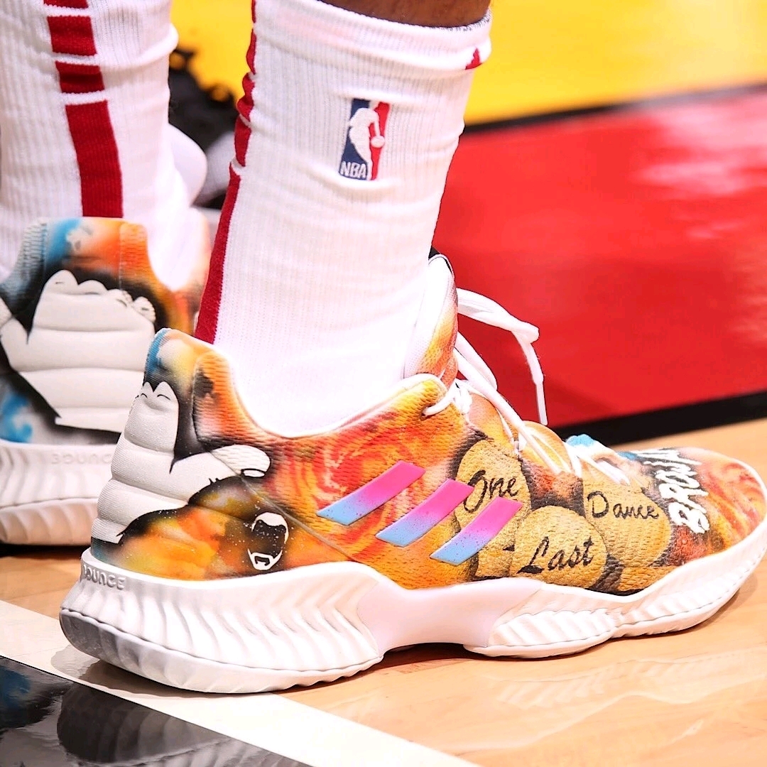 今日上脚:詹16新配色。致敬韦德。欧文也太好