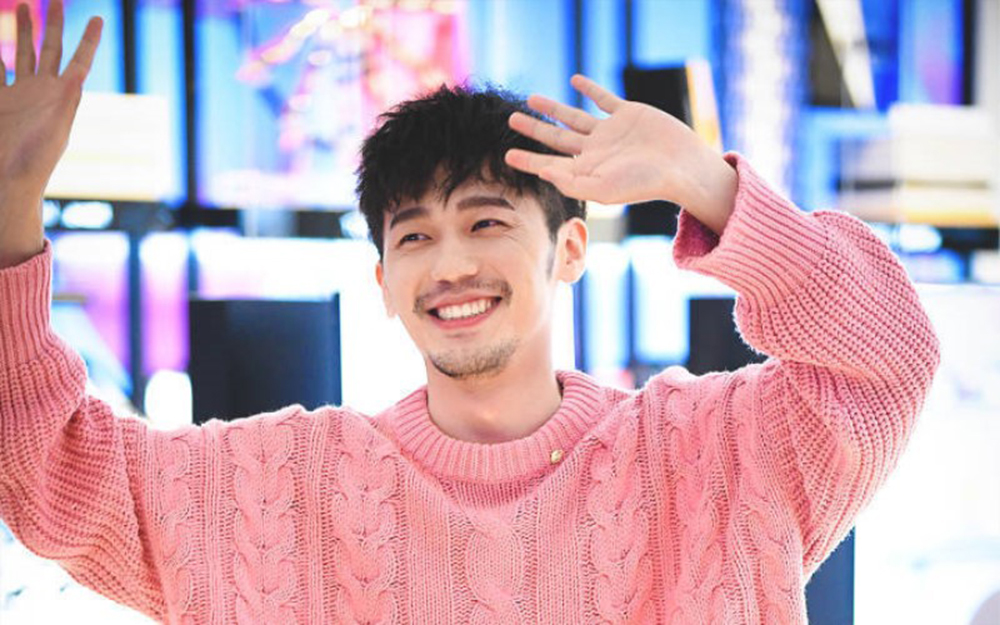 白宇出席活动,身穿粉色毛衣,衣服上的胸针引起粉丝注意