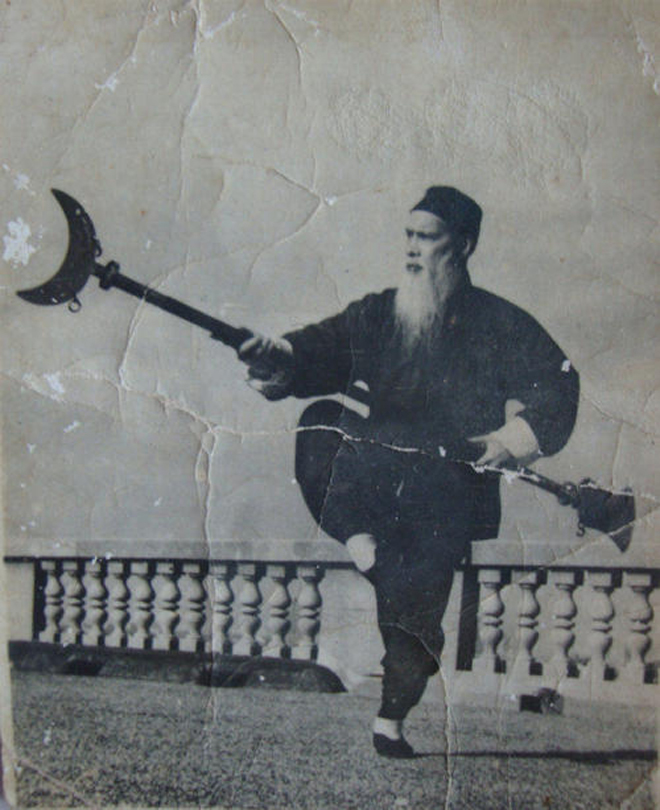 为了解决肩关节柔韧性差,做不好上架,抡臂这类要求手臂向上,向后划