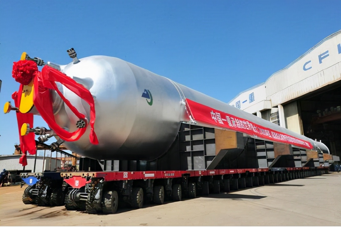 图为镇海沸腾床渣油锻焊加氢反应器装车发运