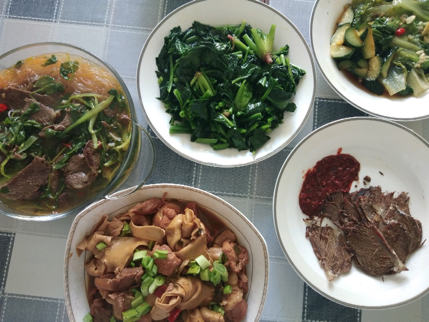 午餐: 一碗米飯 青菜燒牛肉,吃了一片牛肉 一些黃瓜和生菜 若干菠菜