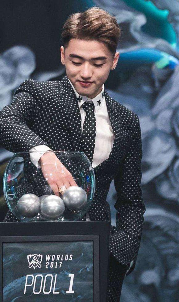 OW加拿大小哥颜值太犯规!对比国内电竞圈颜