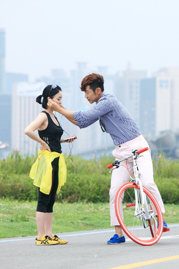 讽刺的是,正录多金,是因他娶了一位白富美. 真正的富豪是他的太太.